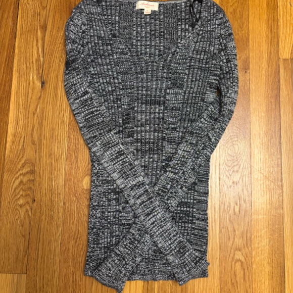 Like New Women's Stretchy Sweater (skin tight) Size Small - Picture 3 of 6